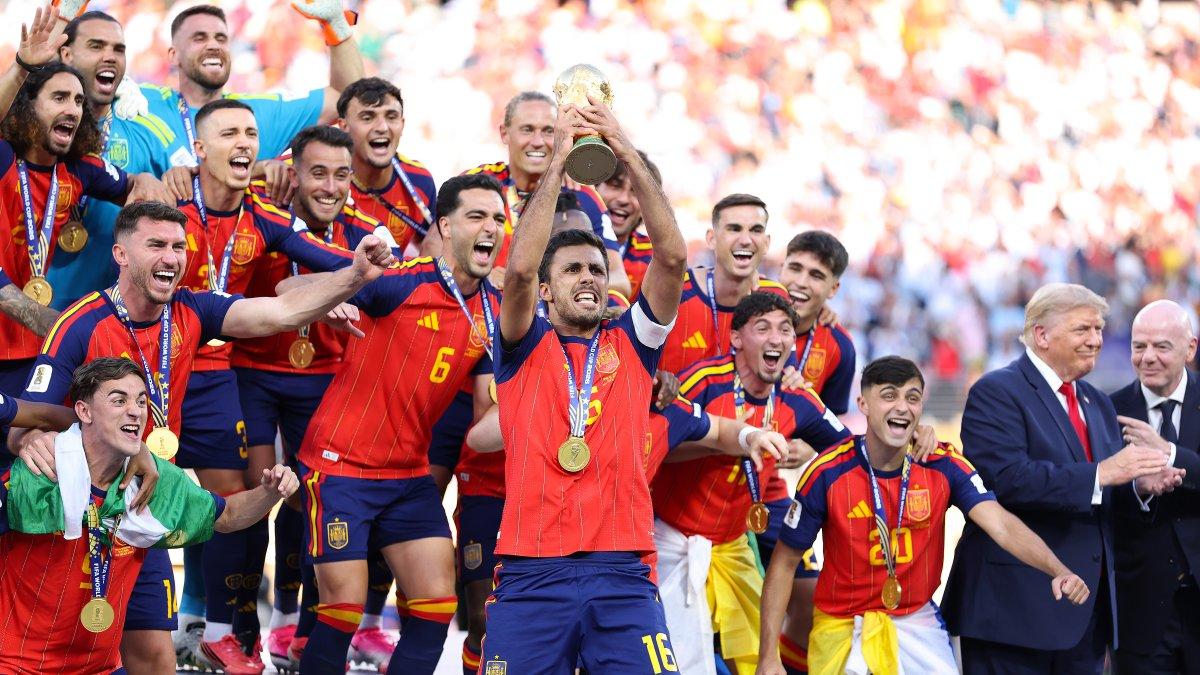 Les joueurs de l'Espagne soulèvent le trophée de la Coupe du monde 2026