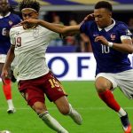 Kylian Mbappé disputé par Lamine Yamal lors de France-Espagne en demi-finale du Mondial 2026