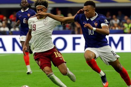 Kylian Mbappé disputé par Lamine Yamal lors de France-Espagne en demi-finale du Mondial 2026