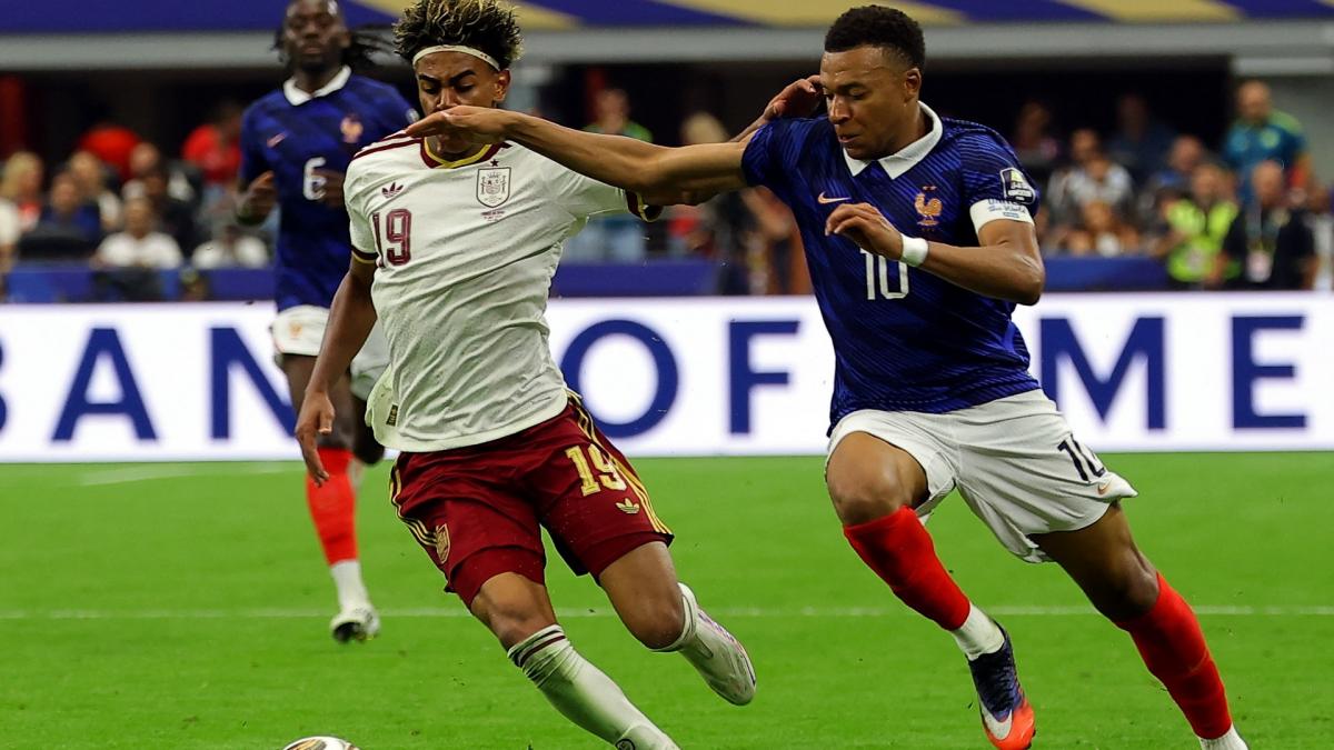 Kylian Mbappé disputé par Lamine Yamal lors de France-Espagne en demi-finale du Mondial 2026