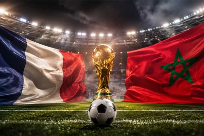 Drapeaux France et Maroc avec le trophee de la Coupe du Monde avant le quart de finale