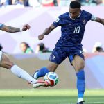 Kylian Mbappé au duel avec un défenseur paraguayen en 8e de finale de la Coupe du Monde 2026