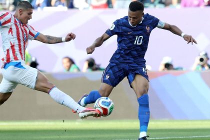 Kylian Mbappé au duel avec un défenseur paraguayen en 8e de finale de la Coupe du Monde 2026