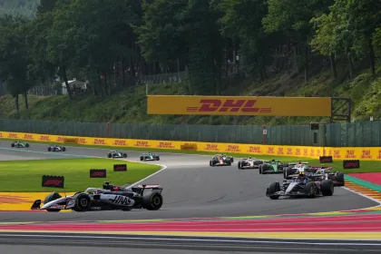 Peloton de Formule 1 dans le Raidillon au Grand Prix de Belgique 2026 à Spa-Francorchamps