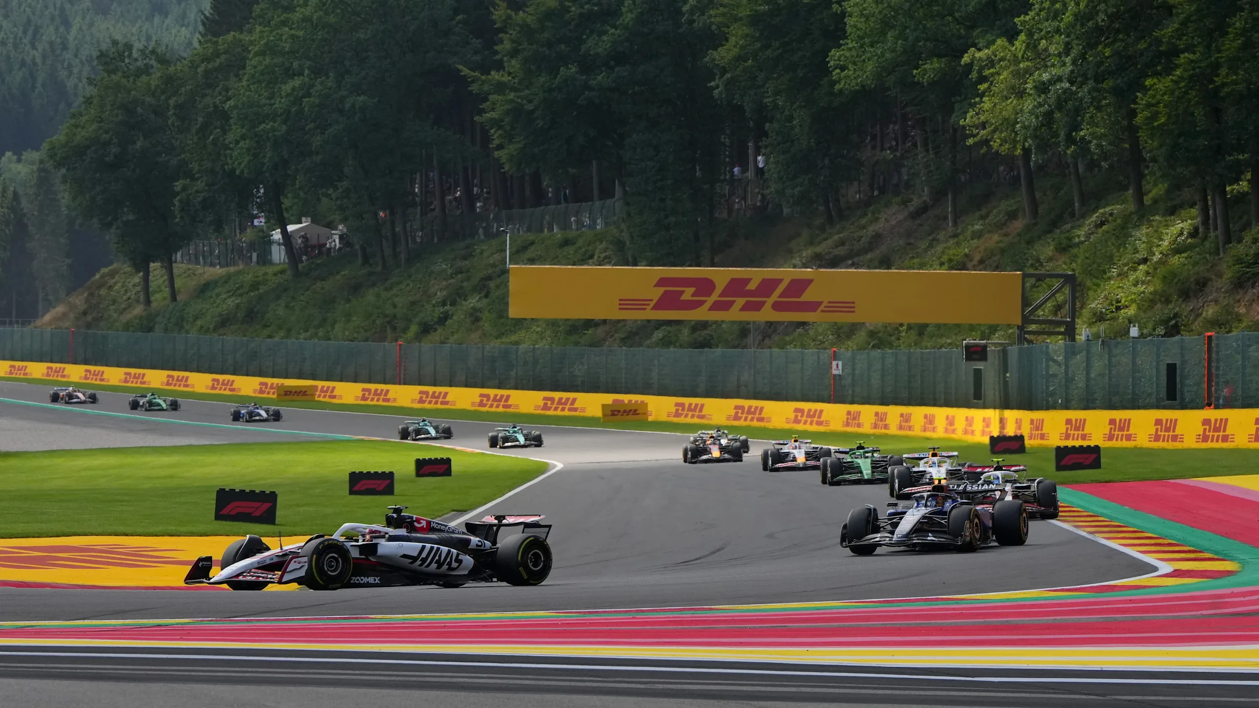 Peloton de Formule 1 dans le Raidillon au Grand Prix de Belgique 2026 à Spa-Francorchamps