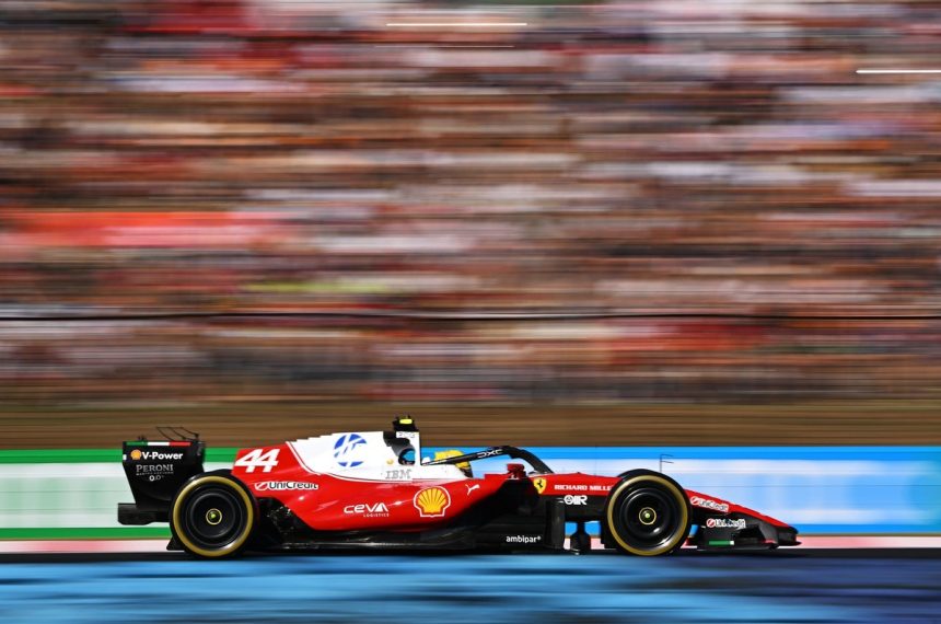Voiture de Formule 1 Ferrari de Lewis Hamilton en piste au Grand Prix de Hongrie 2026