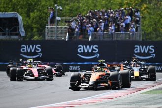 La McLaren de Lando Norris mene devant Ferrari et Red Bull lors du GP de Hongrie 2026