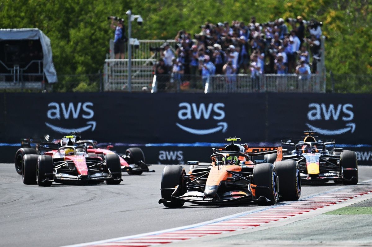 La McLaren de Lando Norris mene devant Ferrari et Red Bull lors du GP de Hongrie 2026