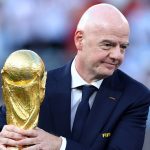 Gianni Infantino, président de la FIFA, avec le trophée de la Coupe du Monde