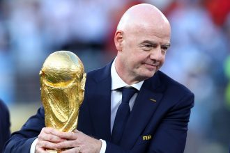 Gianni Infantino, président de la FIFA, avec le trophée de la Coupe du Monde