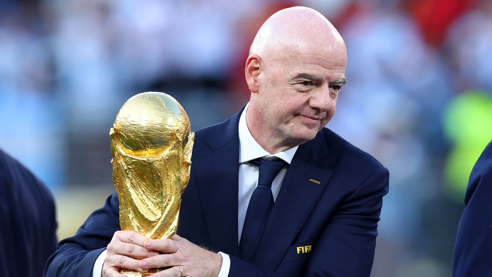 Gianni Infantino, président de la FIFA, avec le trophée de la Coupe du Monde