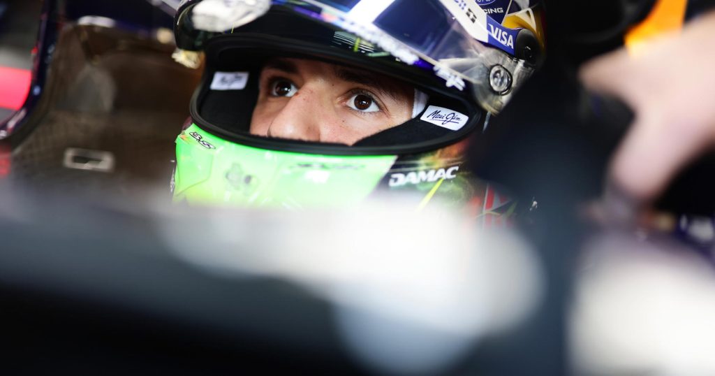 Isack Hadjar dans le cockpit de sa Red Bull avant les qualifications du GP de Belgique 2026