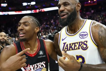 LeBron James et Tyrese Maxey avant son arrivée aux 76ers en NBA