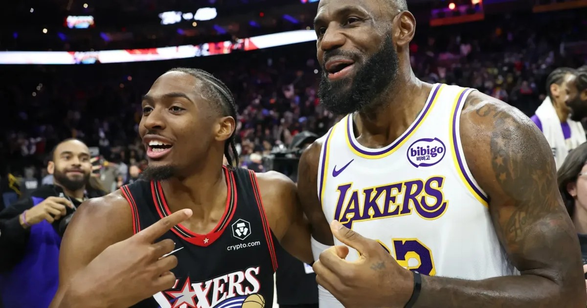 LeBron James et Tyrese Maxey avant son arrivée aux 76ers en NBA