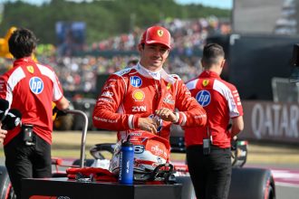 Charles Leclerc souriant sur la grille de Silverstone avant le GP de Grande-Bretagne 2026