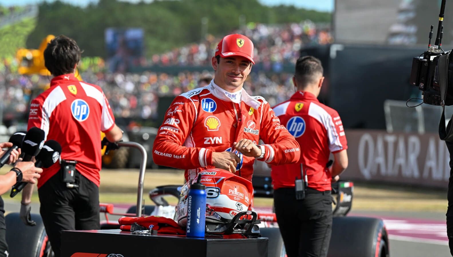 Charles Leclerc souriant sur la grille de Silverstone avant le GP de Grande-Bretagne 2026