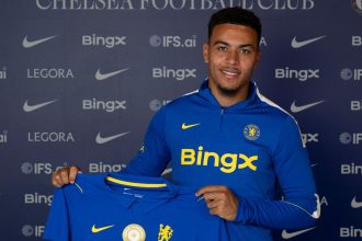 Morgan Rogers pose avec le maillot de Chelsea après son transfert record depuis Aston Villa