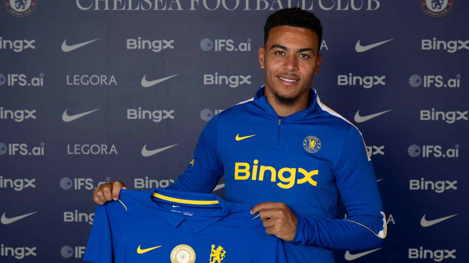 Morgan Rogers pose avec le maillot de Chelsea après son transfert record depuis Aston Villa