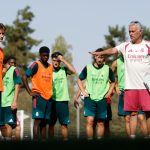 José Mourinho donne des consignes lors d’un entraînement du Real Madrid en juillet 2026