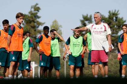 José Mourinho donne des consignes lors d’un entraînement du Real Madrid en juillet 2026