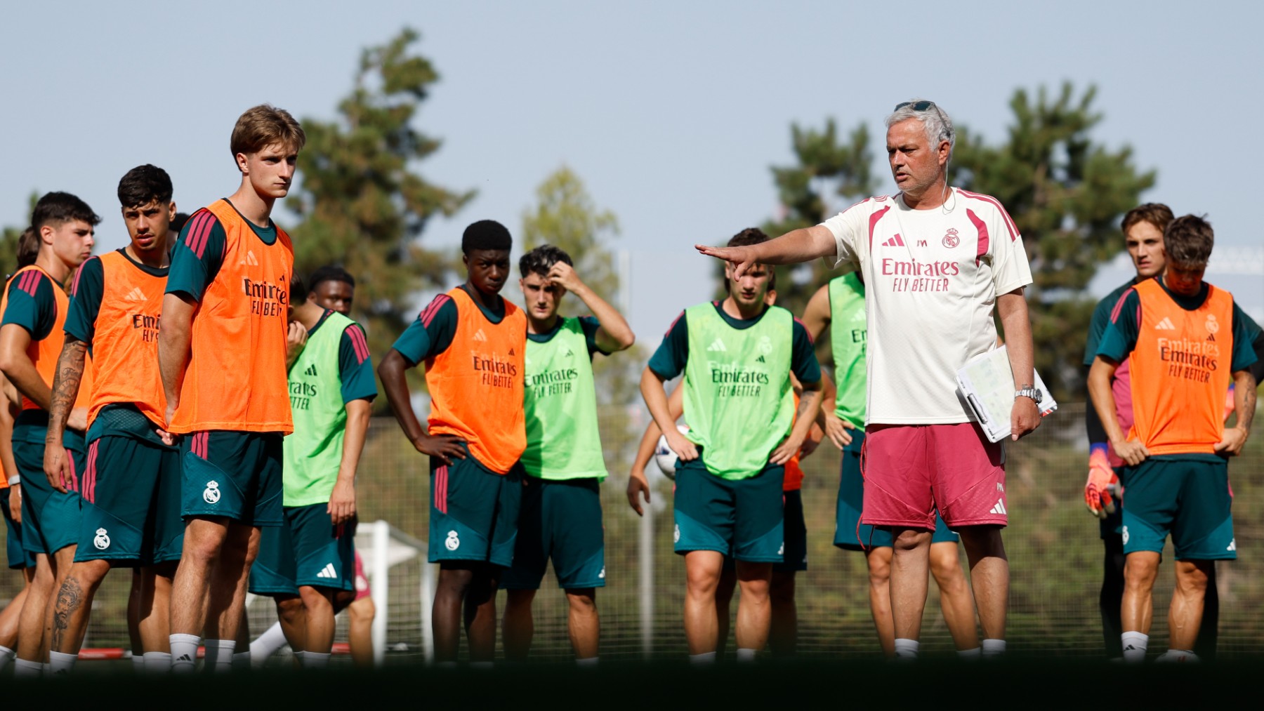 José Mourinho donne des consignes lors d’un entraînement du Real Madrid en juillet 2026