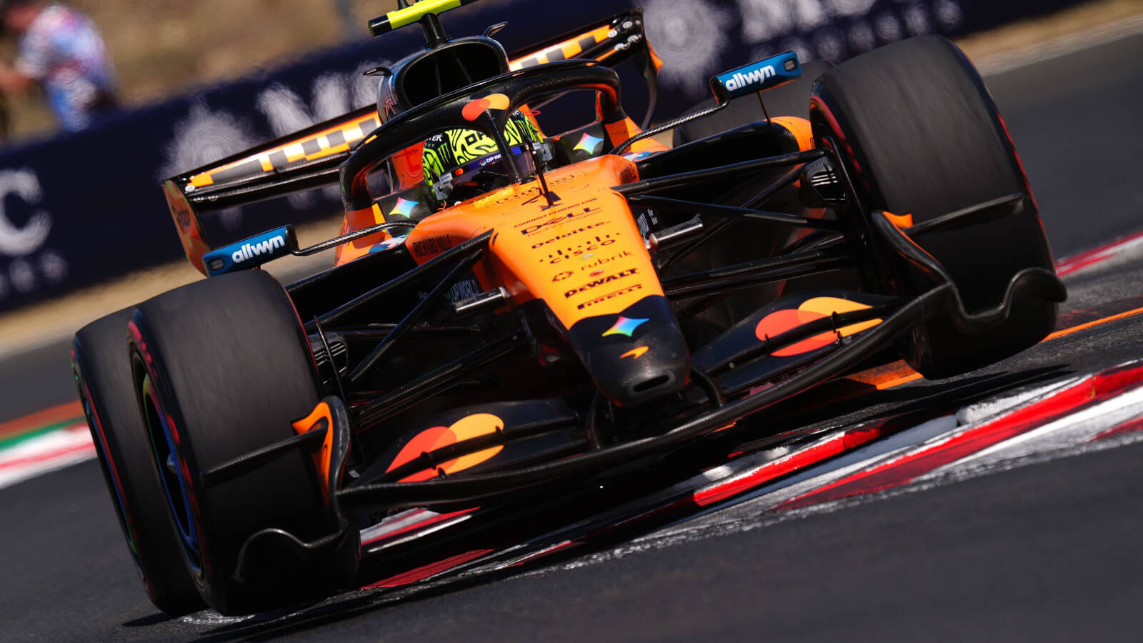 Lando Norris (McLaren) sur les vibreurs du Hungaroring en EL3, GP de Hongrie 2026