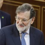 Mariano Rajoy, ex-Premier ministre espagnol, pointe du doigt lors d'une intervention publique