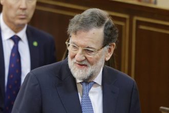 Mariano Rajoy, ex-Premier ministre espagnol, pointe du doigt lors d'une intervention publique