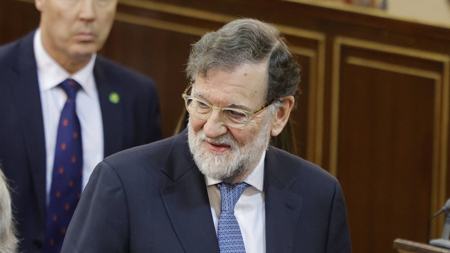 Mariano Rajoy, ex-Premier ministre espagnol, pointe du doigt lors d'une intervention publique