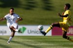 Joueur du Real Madrid frappe le ballon face à un défenseur d’Alcorcón lors du match de préparation de Mourinho