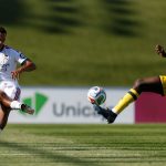 Joueur du Real Madrid frappe le ballon face à un défenseur d’Alcorcón lors du match de préparation de Mourinho