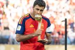 Rodri embrasse le trophée de meilleur joueur de la Coupe du monde 2026 avec l'Espagne