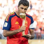 Rodri embrasse le trophée de meilleur joueur de la Coupe du monde 2026 avec l'Espagne