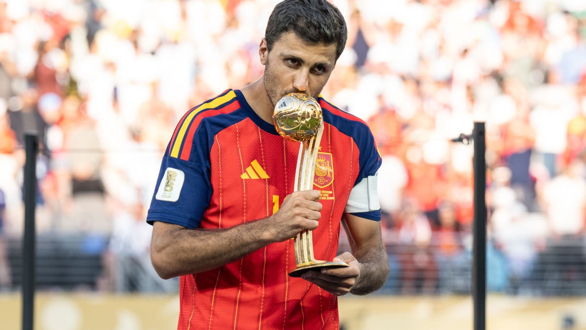 Rodri embrasse le trophée de meilleur joueur de la Coupe du monde 2026 avec l'Espagne