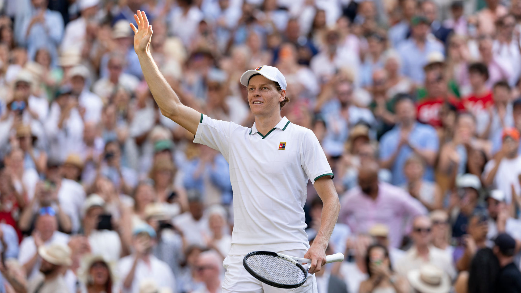 Jannik Sinner salue le public du Centre Court après sa victoire en demi-finale de Wimbledon 2026