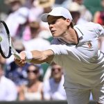 Jannik Sinner en action lors des quarts de finale de Wimbledon 2026