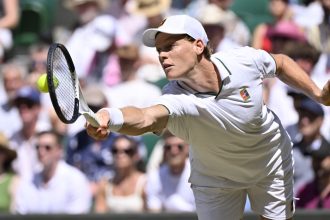 Jannik Sinner en action lors des quarts de finale de Wimbledon 2026