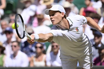Jannik Sinner en action lors des quarts de finale de Wimbledon 2026