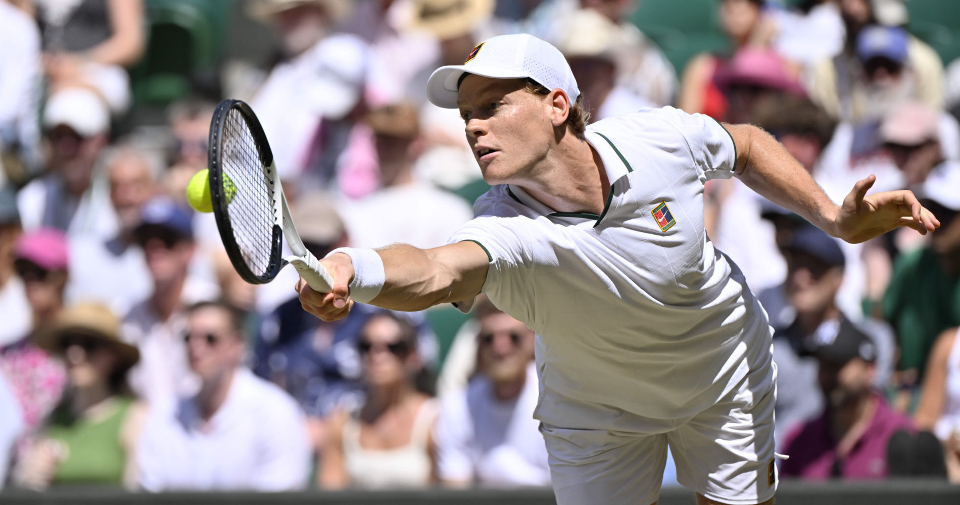 Jannik Sinner en action lors des quarts de finale de Wimbledon 2026