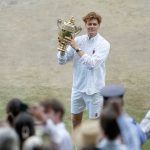 Jannik Sinner soulève le trophée de Wimbledon 2026 sur le Centre Court