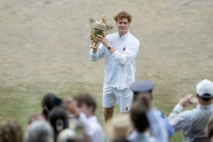 Jannik Sinner soulève le trophée de Wimbledon 2026 sur le Centre Court
