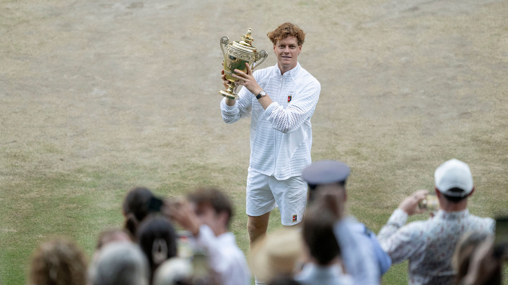 Jannik Sinner soulève le trophée de Wimbledon 2026 sur le Centre Court