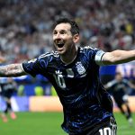 Lionel Messi célèbre avec l'Argentine après la qualification pour la finale de la Coupe du monde 2026 face à l'Angleterre