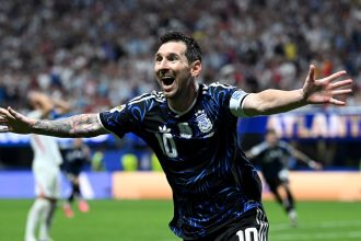 Lionel Messi célèbre avec l'Argentine après la qualification pour la finale de la Coupe du monde 2026 face à l'Angleterre