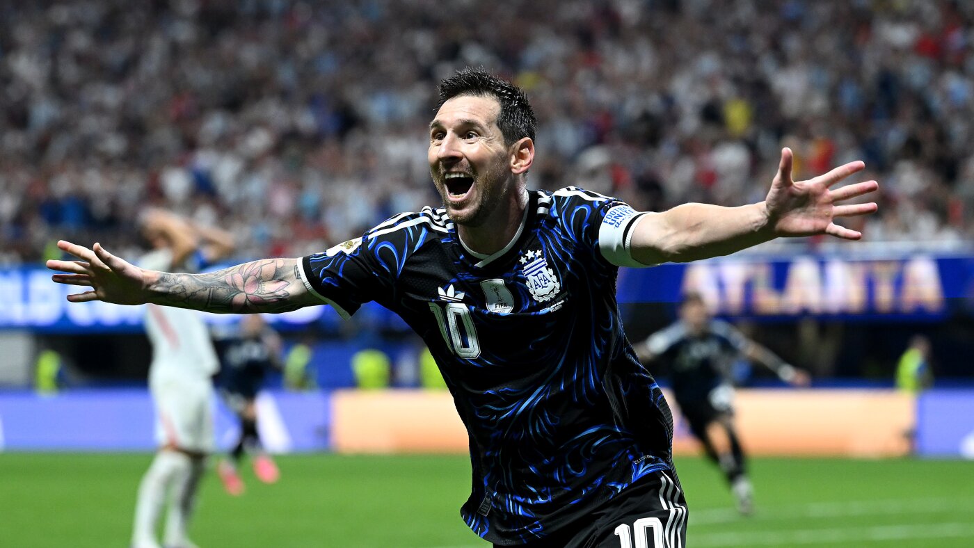 Lionel Messi célèbre avec l'Argentine après la qualification pour la finale de la Coupe du monde 2026 face à l'Angleterre