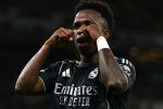 Vinícius Junior célèbre avec le maillot du Real Madrid pendant le mercato 2026