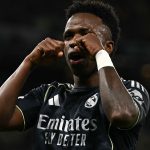 Vinícius Junior célèbre avec le maillot du Real Madrid pendant le mercato 2026
