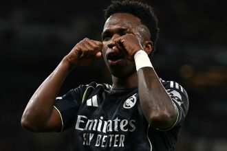 Vinícius Junior célèbre avec le maillot du Real Madrid pendant le mercato 2026