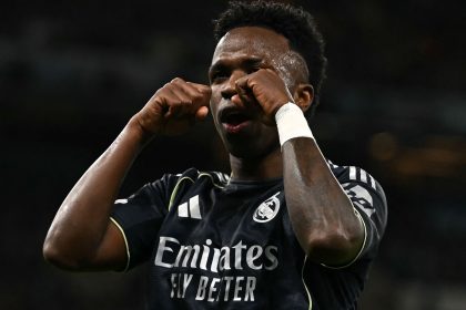 Vinícius Junior célèbre avec le maillot du Real Madrid pendant le mercato 2026