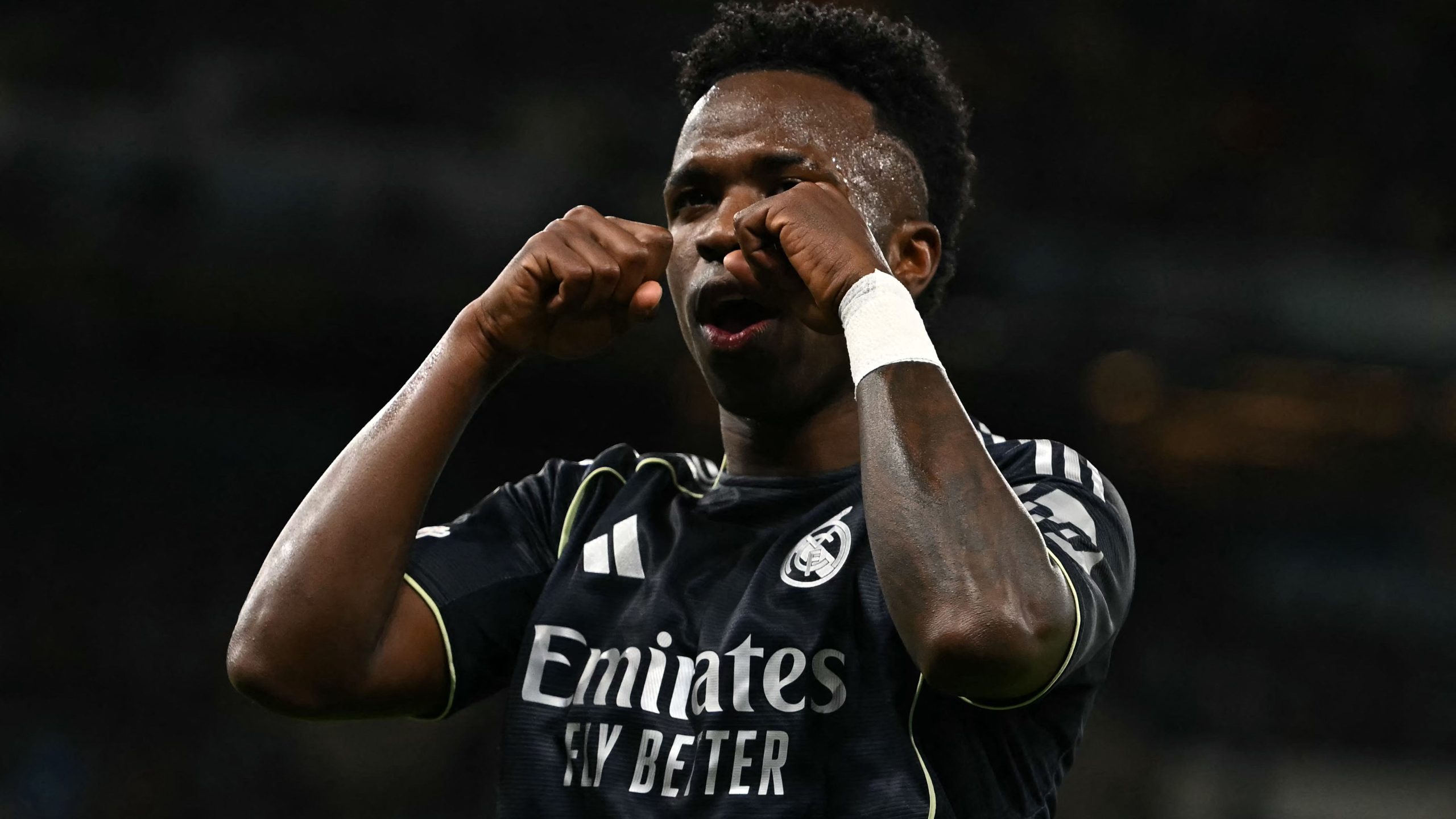 Vinícius Junior célèbre avec le maillot du Real Madrid pendant le mercato 2026